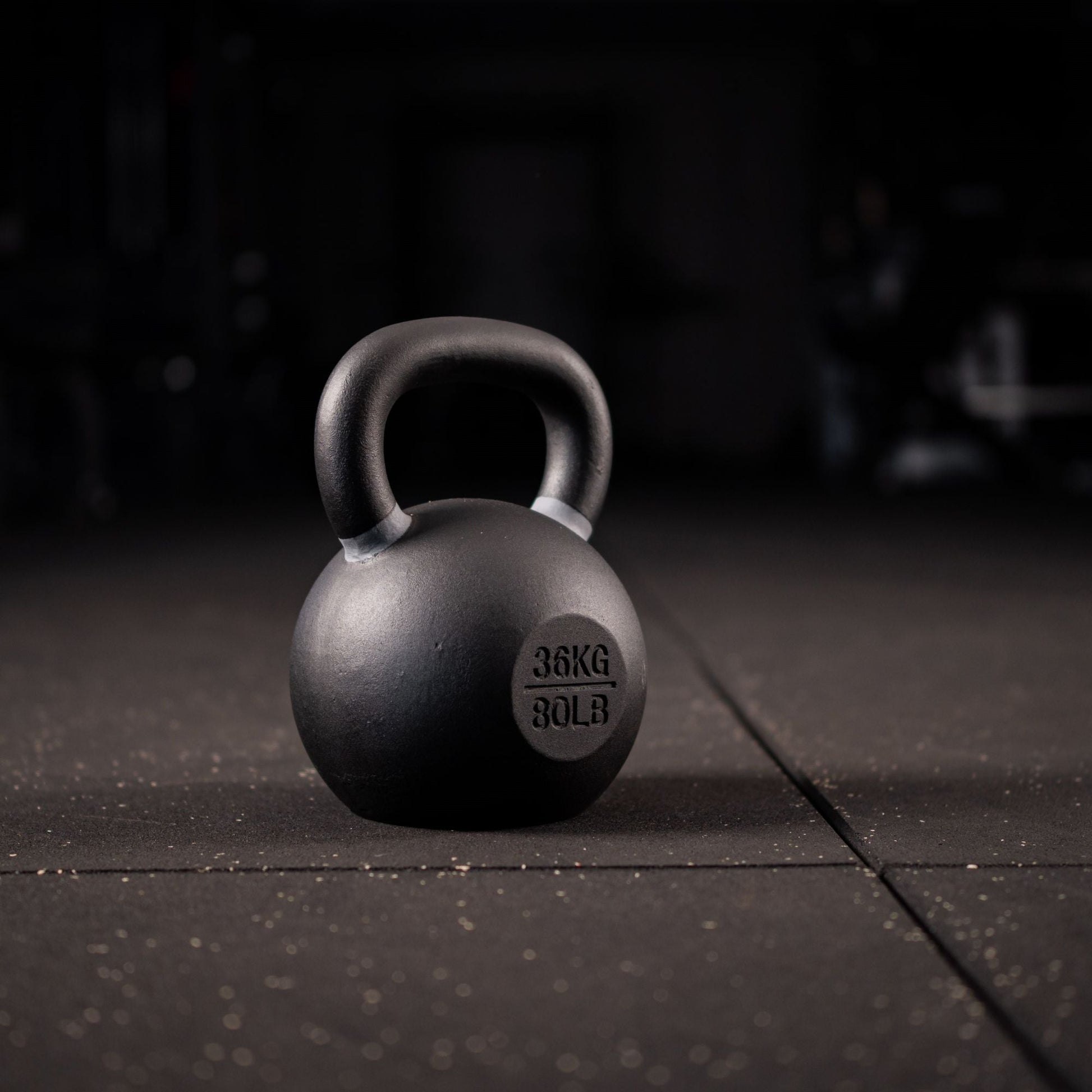 Black Kettlebell SQMIZE® BFK36 met Kleurcode Grijs - 36 kg - SQMIZE Nederland