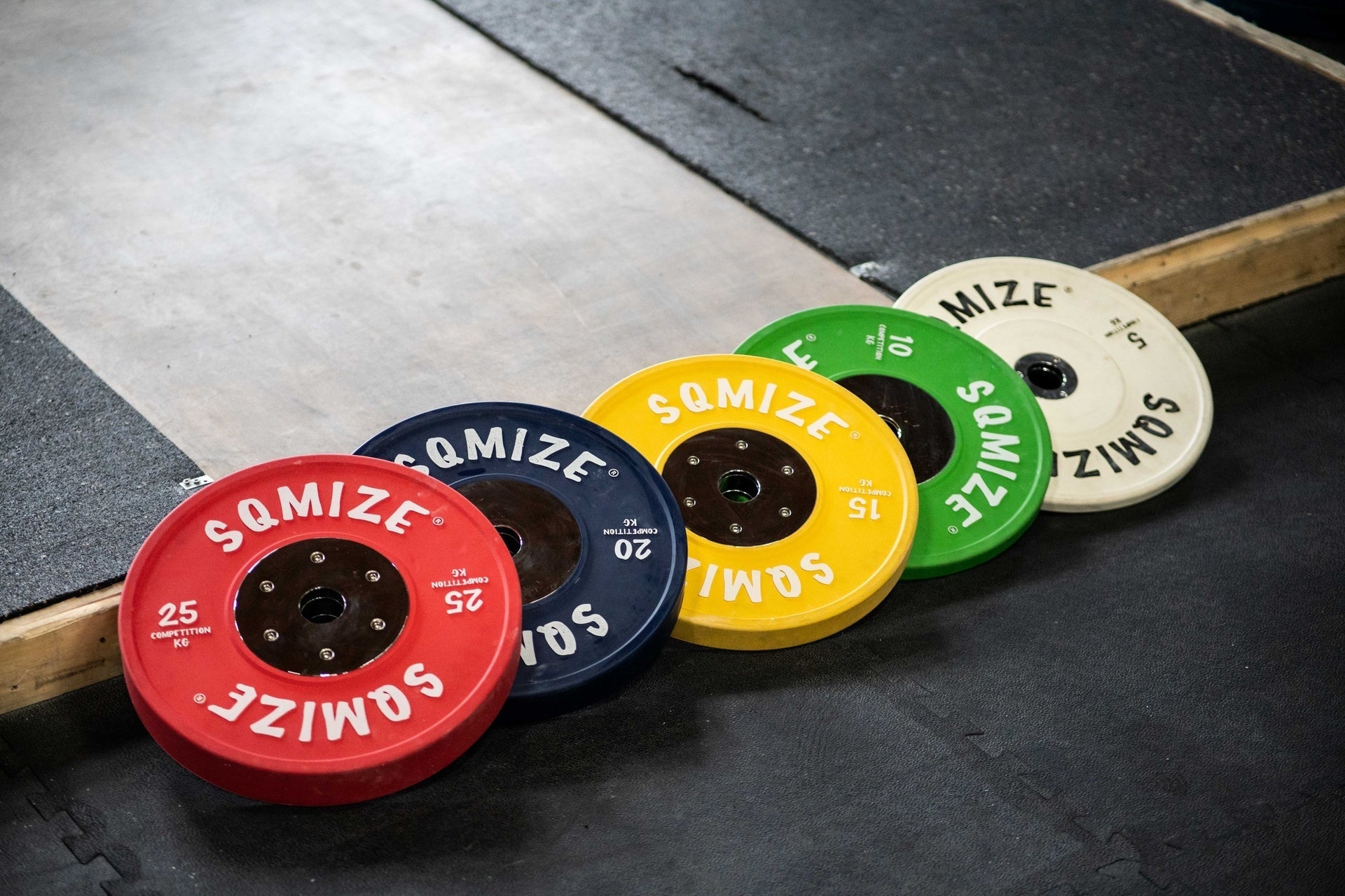 Premium Bison Competition Bumper Plate Met Barbell Set SQMIZE® CompBS90X, 110 kg - SQMIZE Nederland